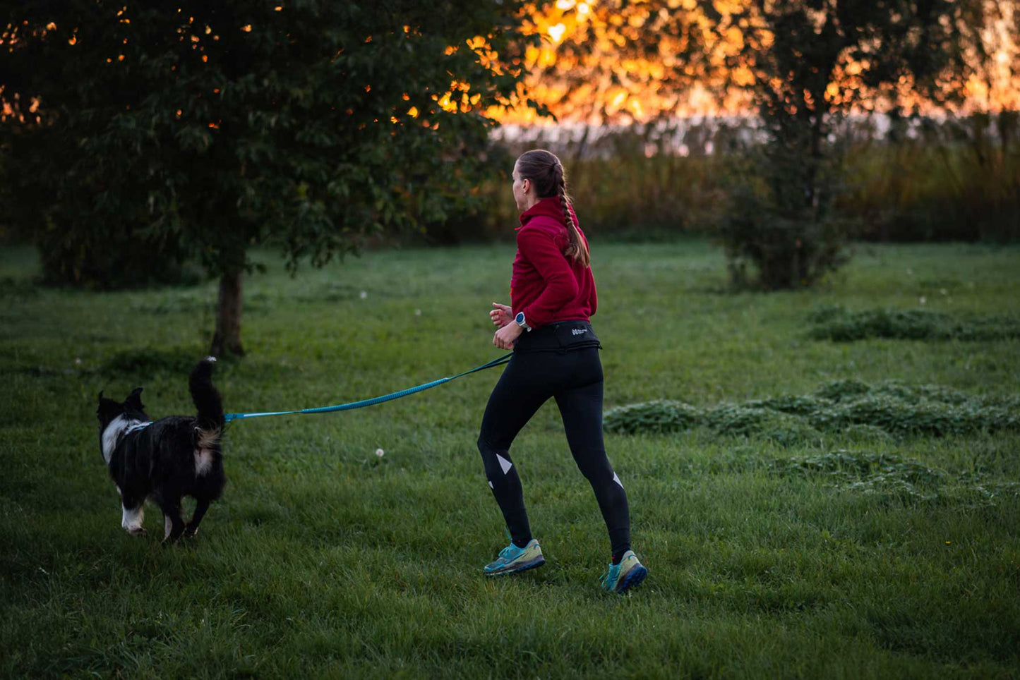 Chica corriendo con su perro