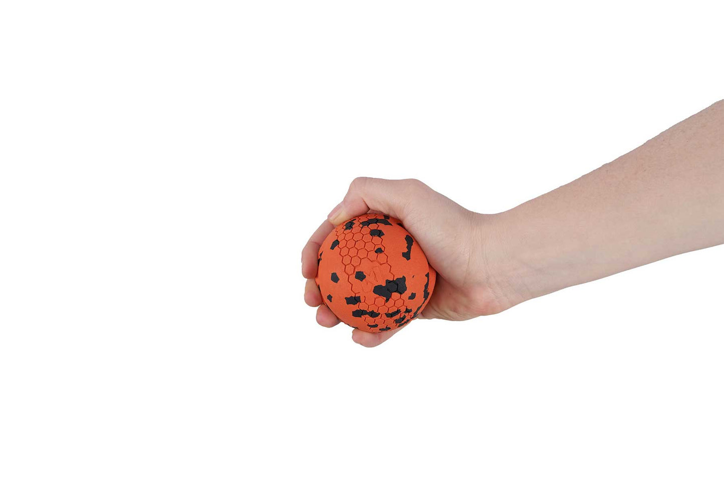 Mano sujetando una pelota naranja y negra