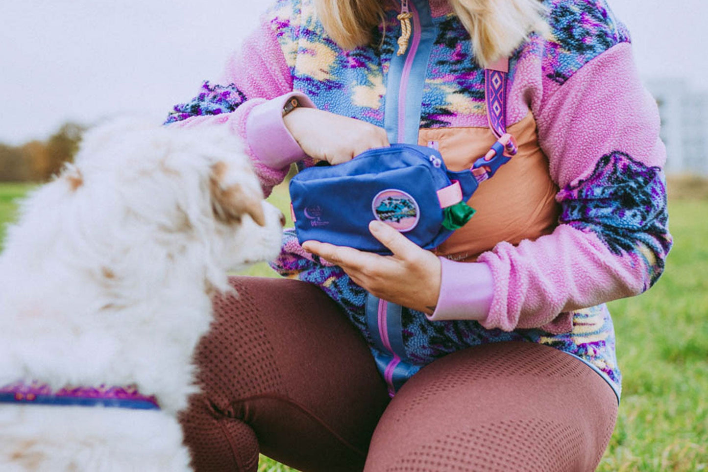 Riñonera Trail quest fanny pack Non-stop dogwear morado y rosa, perro blanco