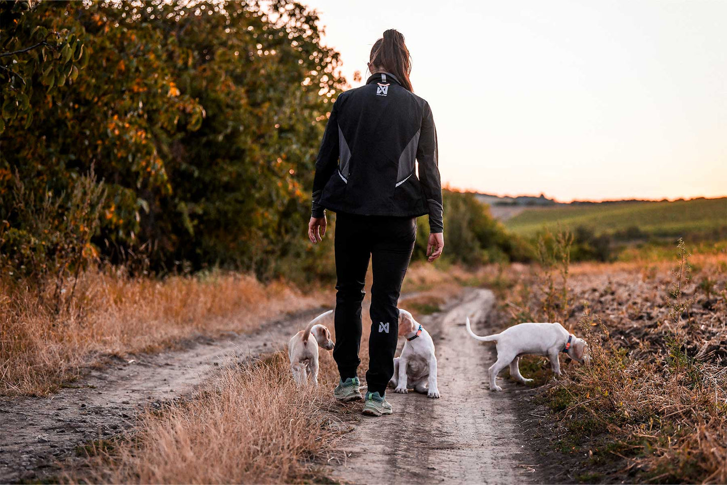 Chica con sus cachorros con la chaqueta
Non-stop dogwear Canix warm up jacket