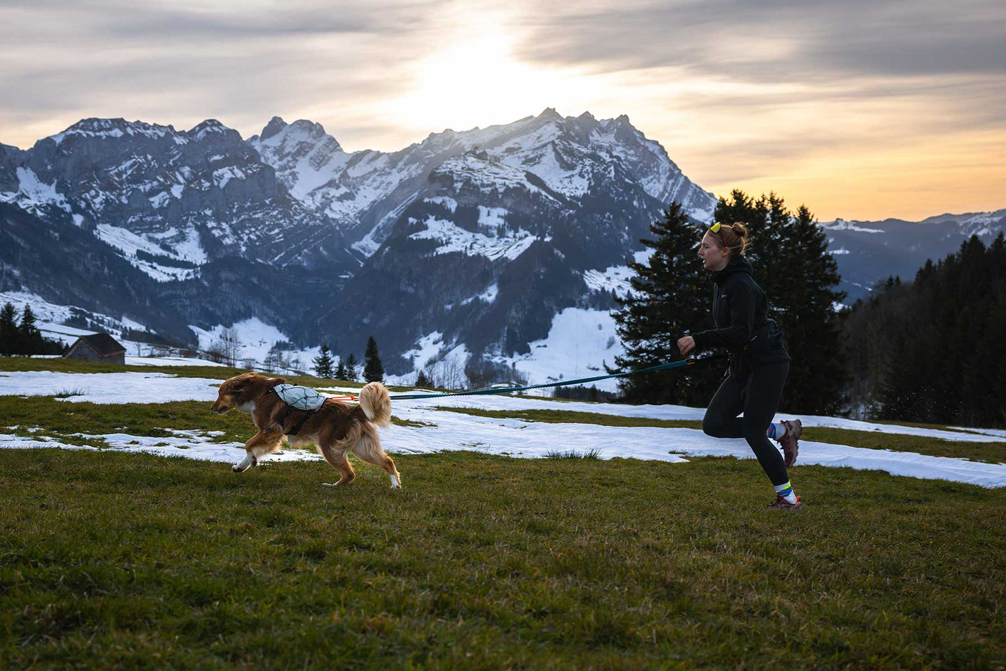 Chica corriendo con su perro que lleva unas alforjas Trail light backpack