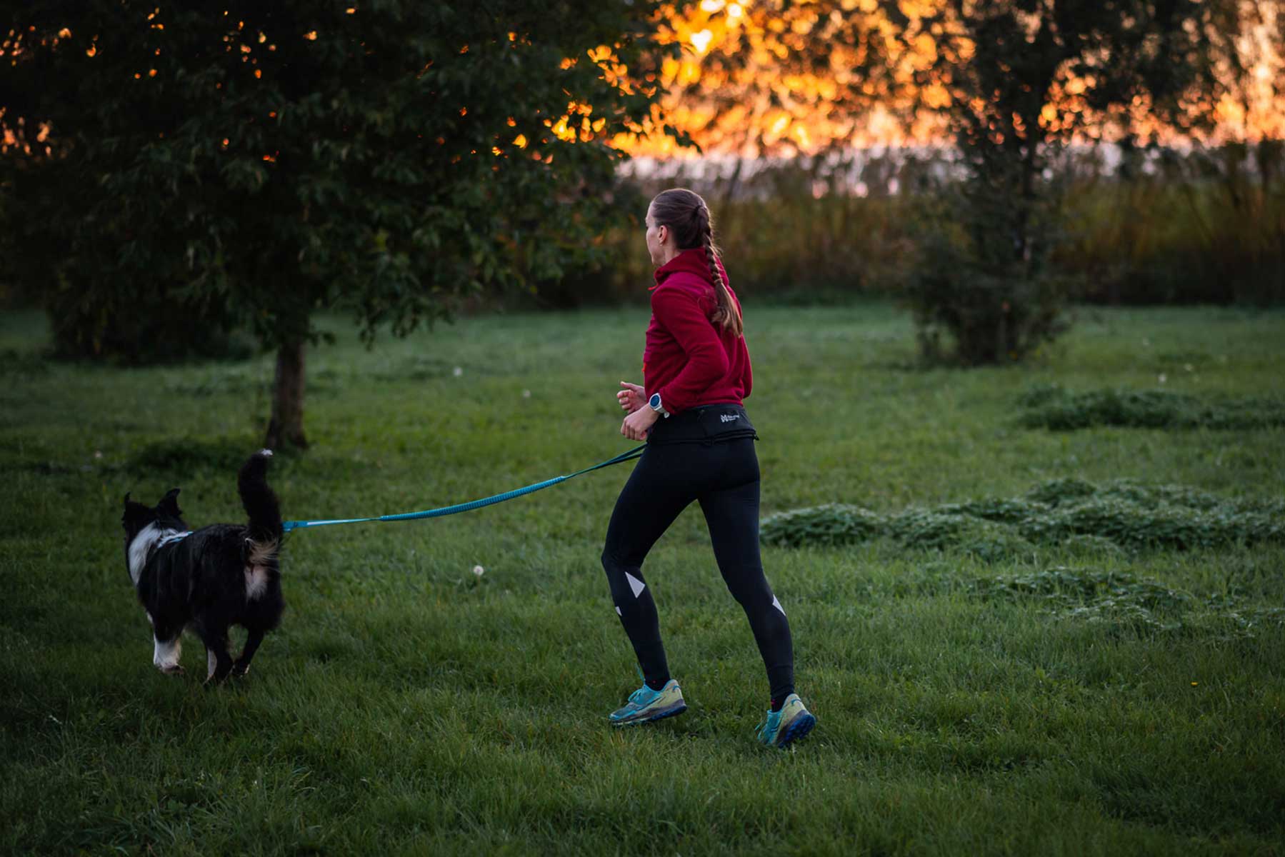 Chica corriendo con su perro