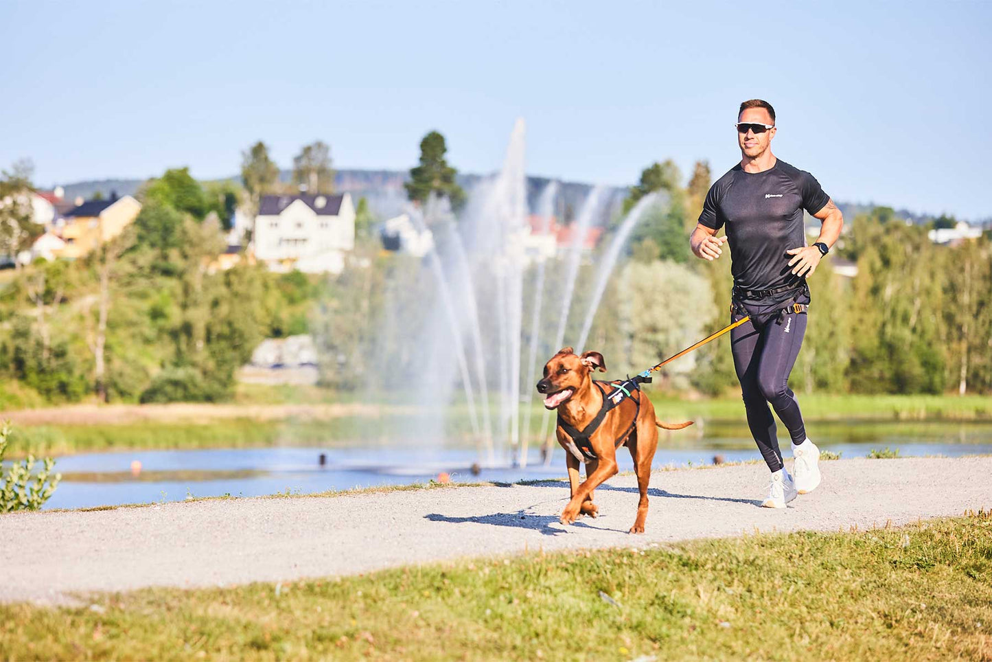 Chico haciendo canicross con su perro y las CaniX long tights Non-stop dogwear 
