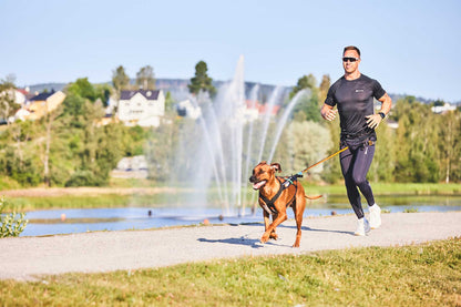 Chico haciendo canicross con su perro y las CaniX long tights Non-stop dogwear 