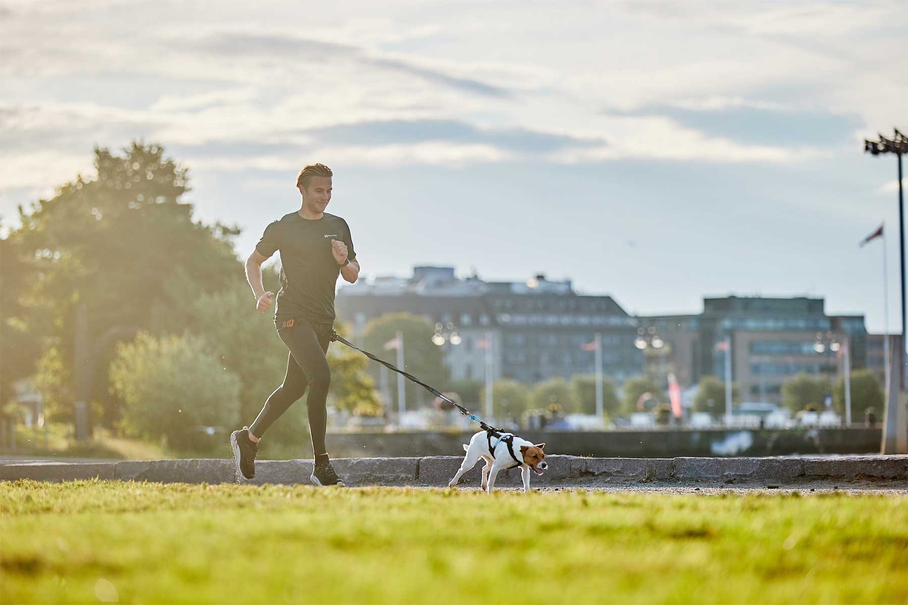 Chico haciendo canicross con su perro pequeño y las CaniX long tights Non-stop dogwear 