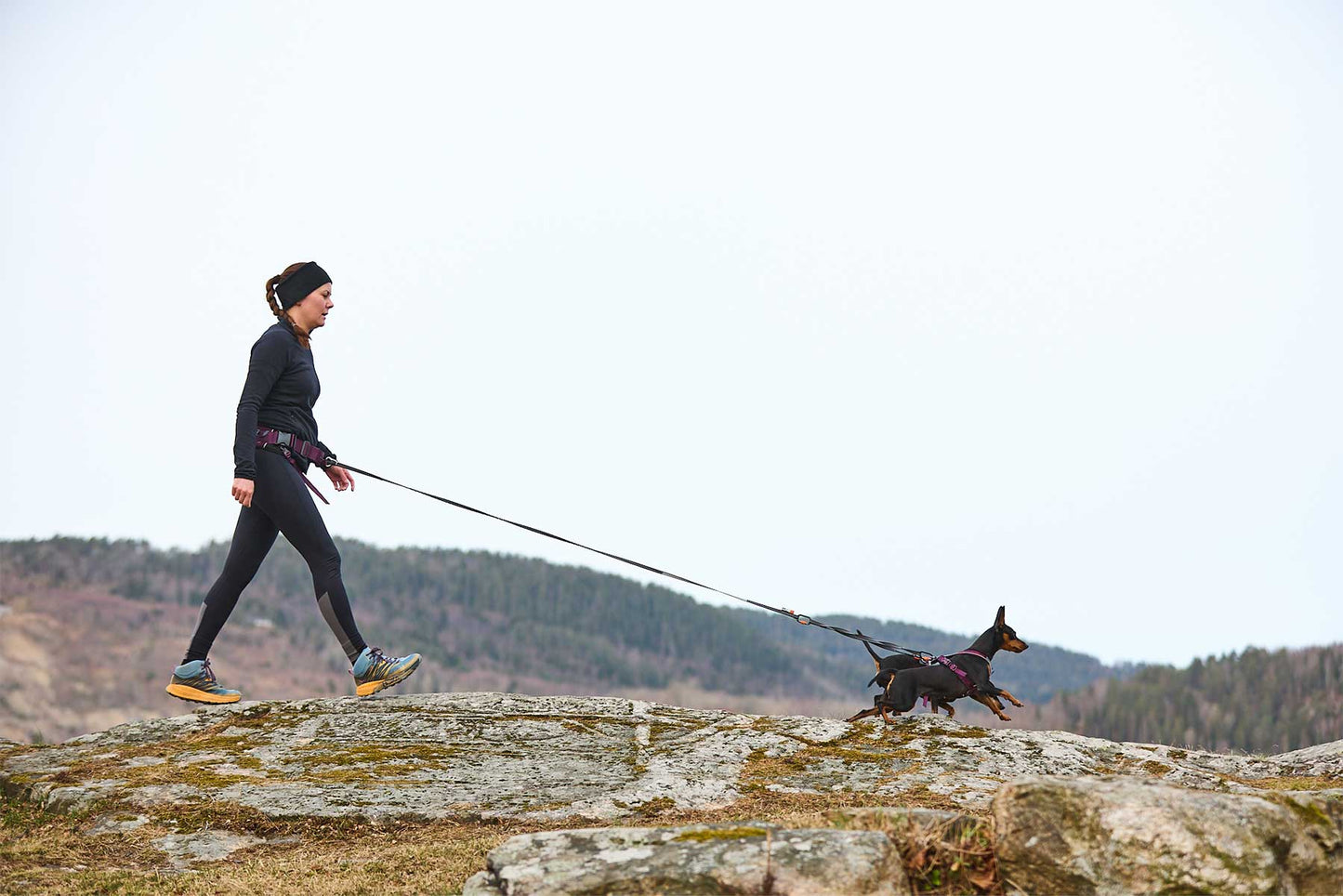 Chica haciendo trekking con sus perros y las CaniX long tights Non-stop dogwear 