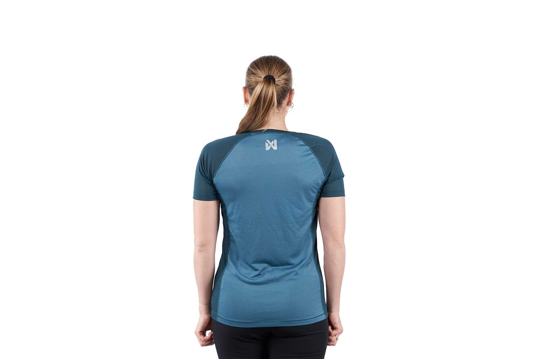 Camiseta CaniX Tech tee teal Women's por detrás, chico