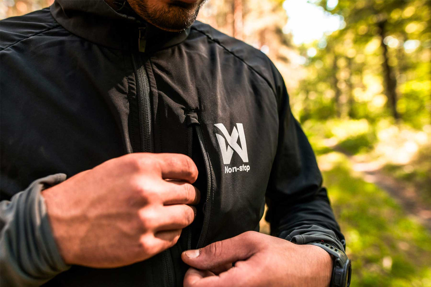 Abriendo el bolsillo de la Chaqueta deportiva Non-stop dogwear Canix warm up jacket