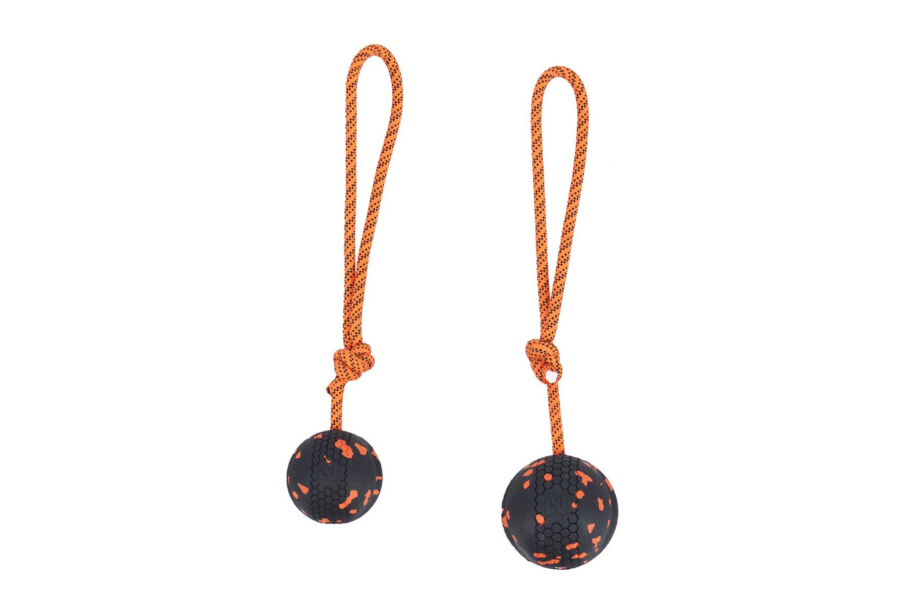 Pelotas de color negro con cuerda naranja y nudo para adiestramiento.