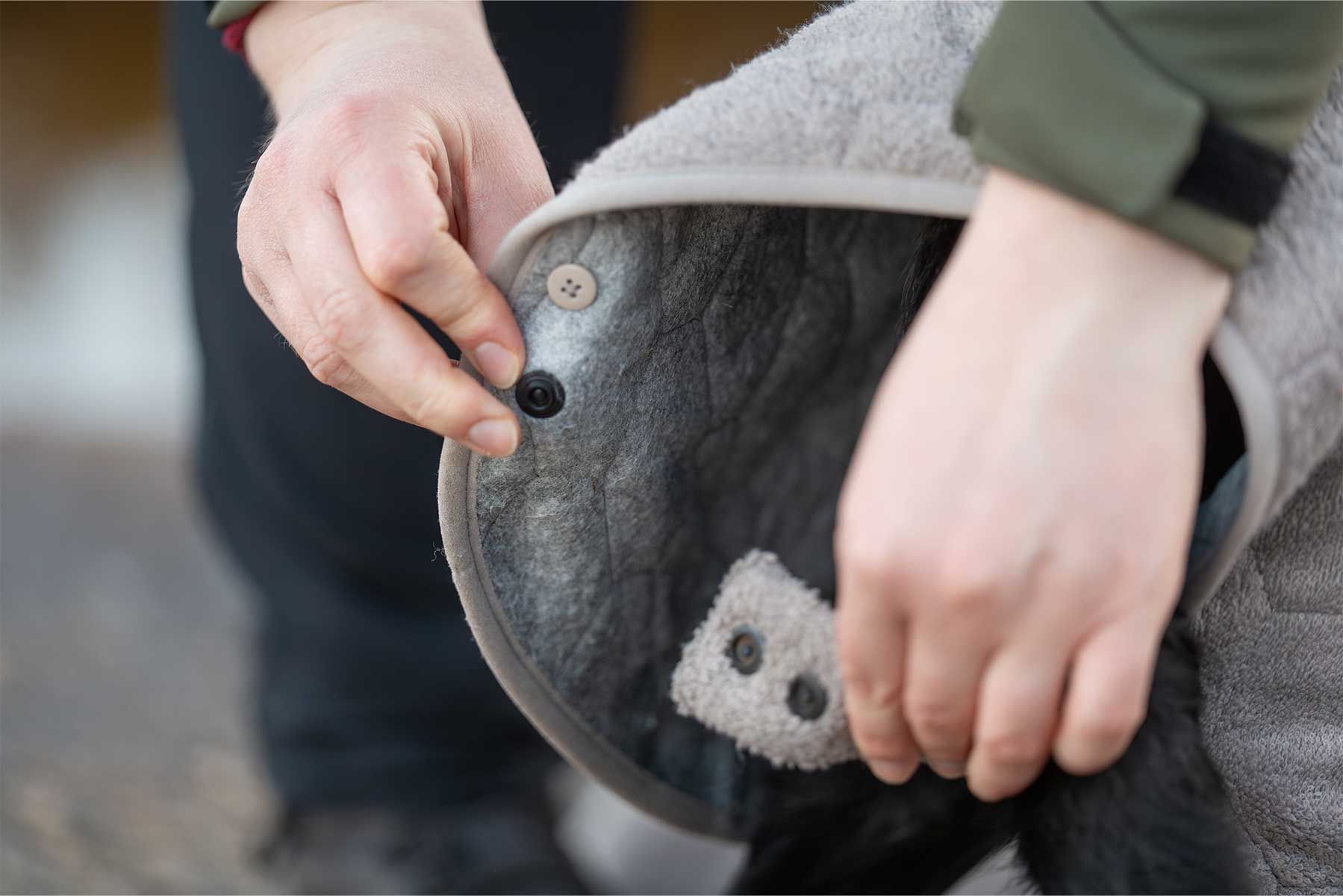 Chica ajustando el Non-stop dogwear drying coat 