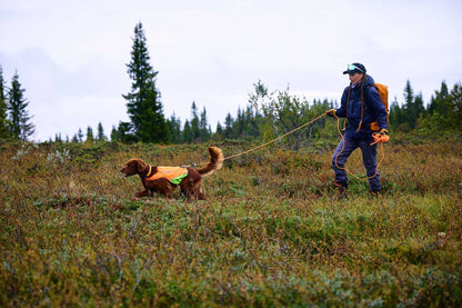 Chica usando en la montaña una Correa larga Protector round long line Non-stop dogwear