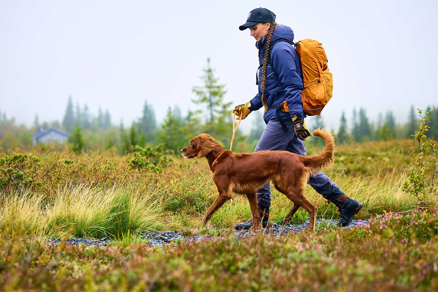 Chica en la montaña entrenando con su perro y las chica en la montaña con su perro y la Non-stop-dogwear Retriever leash naranja                                                                                       