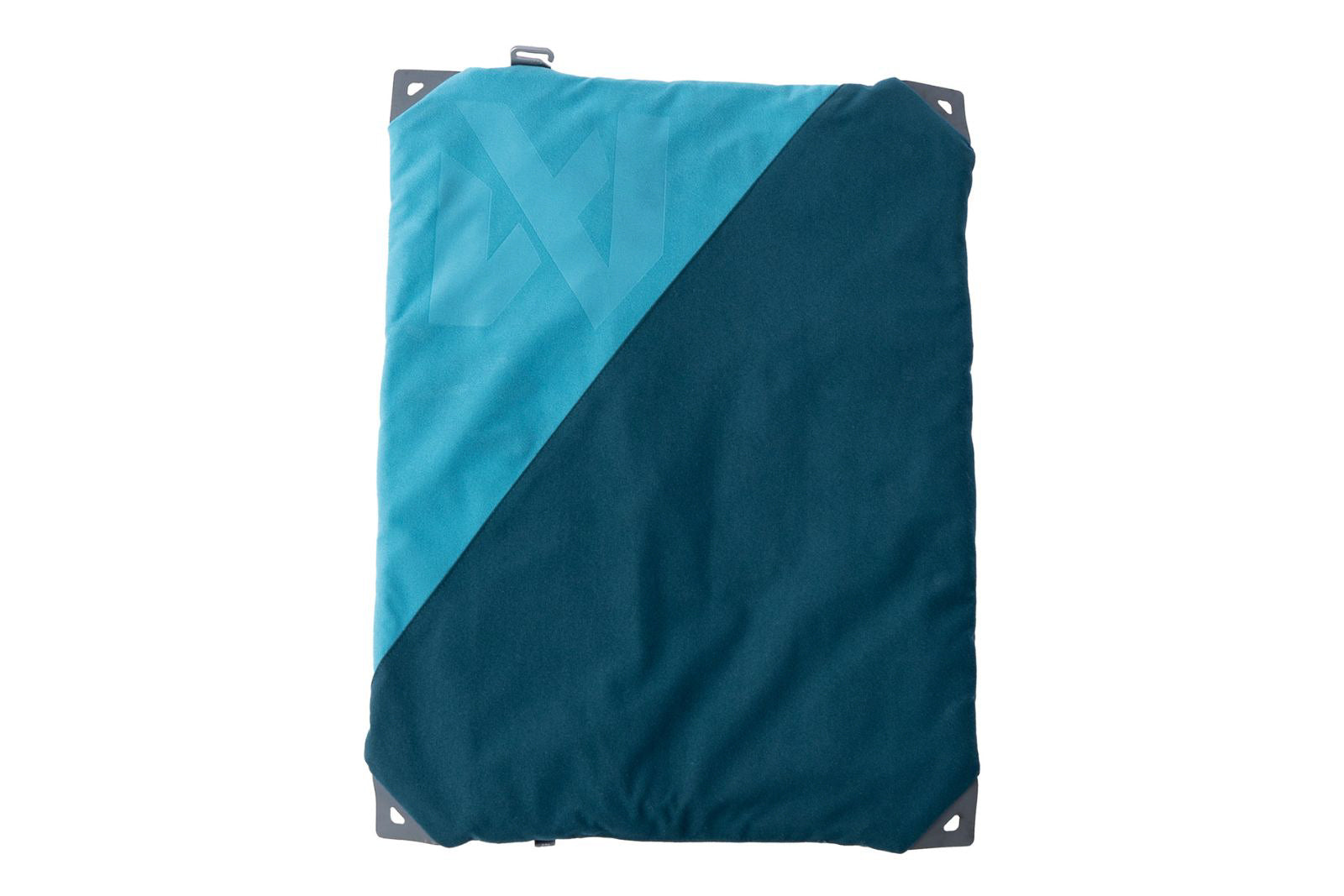 Cama portátil para perros Trekking Dog Bed sobre terreno de camping