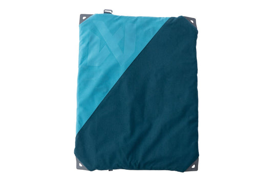 Cama portátil para perros Trekking Dog Bed sobre terreno de camping