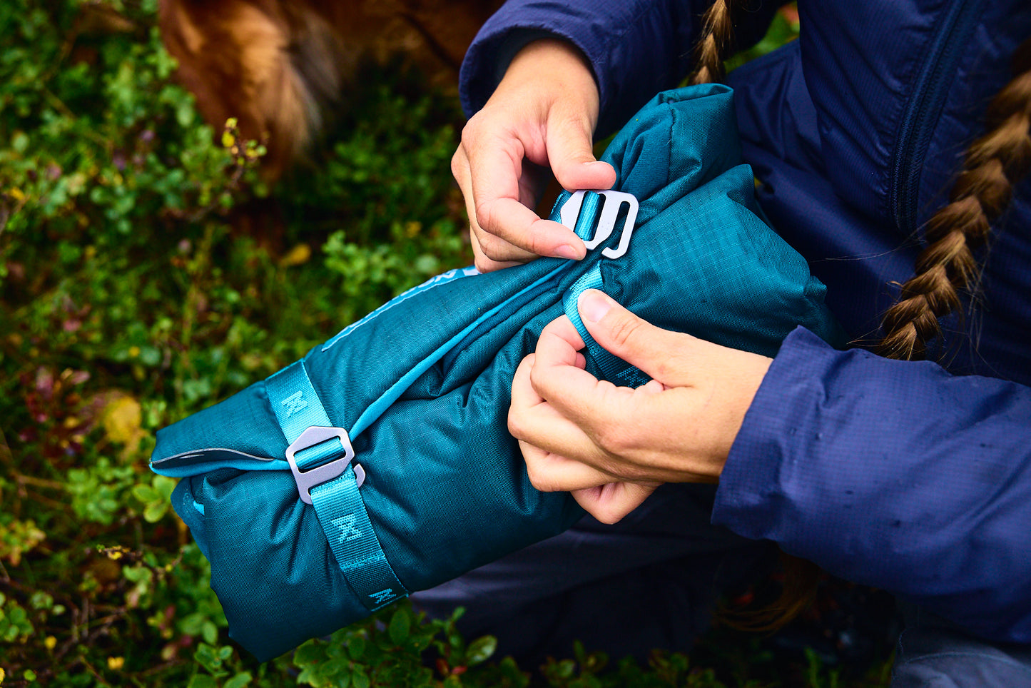 Trekking Dog Bed enrollada y compacta para transporte en mochila