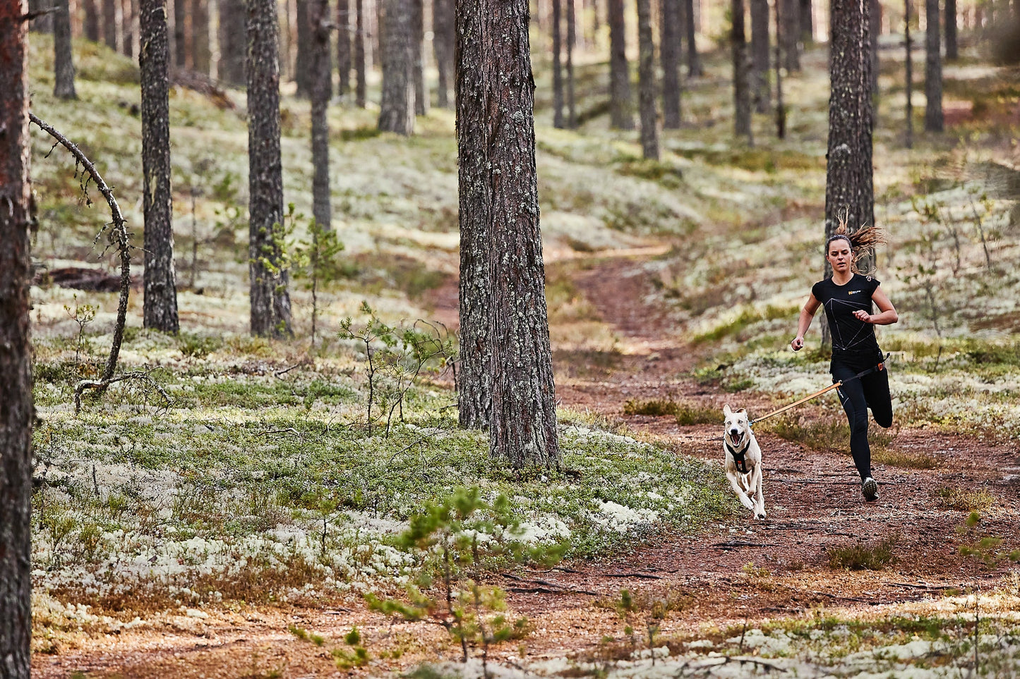 Chica corriendo canicross