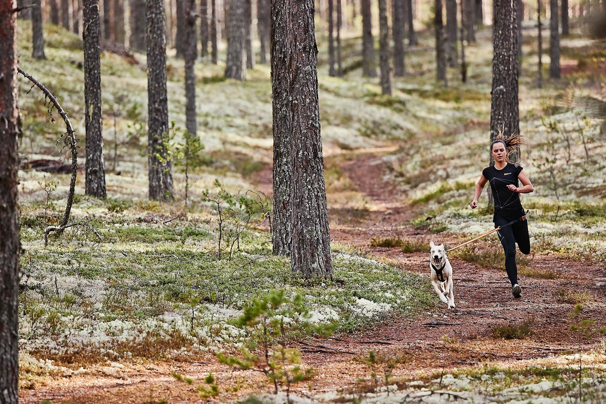 Chica corriendo canicross